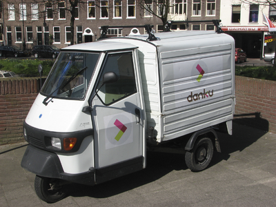 908063 Afbeelding van een Piaggio Ape-bestelautootje met de tekst 'dank u', op de Noorderbrug te Utrecht.